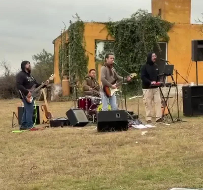Banda tocando en vivo frente a la casona